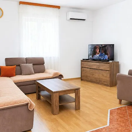 3 Bedroom Stunning In * פולה