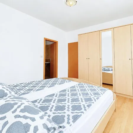 דירה 3 Bedroom Stunning In פולה